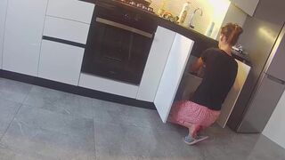 Sexy žena kurva sused v kuchyni - skutočné podvádzanie