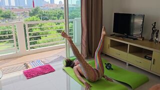Nahá joga doma so selfie - farby jogy