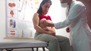 Gynekológ si strčí falošného vtáka do úst, prst do zadku a pretiahne pacienta!