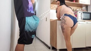 Riskantný sex s manželovým priateľom, nemohol som odolať jeho tvrdému vtákovi!
