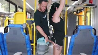 Starý chlapík ho trel a búchal ho po hnedej v autobuse, až kým to neskončí