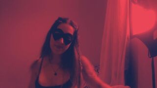 Teenage cosplay dievča masturbuje s učiteľskou pomocou Časť 2