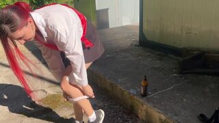Chytil som susedovu dospievajúcu dcéru, ako pije a trestá jej zadok sklom