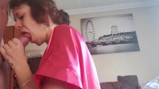 Kučeravý milf vyfajčí a porazí môjho vtáka, kým neprídem