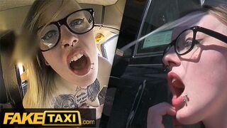 Tattoed britský Alt-model v sklách tvrdé montáž v falošné taxi auto