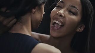 Ebony Vampire Mistress Lia Lin zvádza latinské dievča s veľkými prsiami v hre vampire hardcore femdom