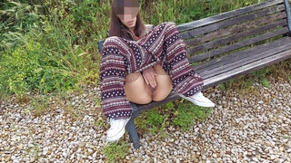 NemiBDesire - Talianske dievča masturbujúce na lavičke