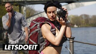 Horny Hostel - Kučeravé vlasy Beauty Wild Cup s cudzím veľkým Dickom v hoteli