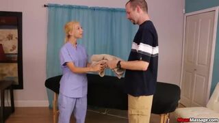Blonde Teen ponúka svojej klientke hrubý šťastný koniec v Nookiku