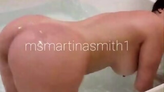 martinasmith fajčí svojho priateľa vo vani