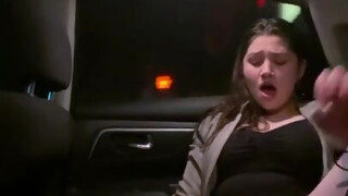Alyx Star masturbuje v uber aute