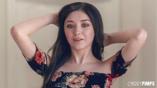 Teenage Luna miluje lízať gule a fajčiť pred jazdením na Cherry Pimps Studios