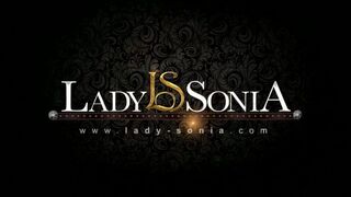 Lady Sonia ukazuje zvádzanie britskej MILF v dresingu mladého dievčaťa