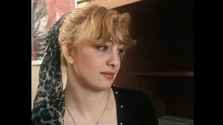 Blonďavé dievčatá, ktoré fajčia chlpatú kundičku s obrovským vtákom v retro scéne