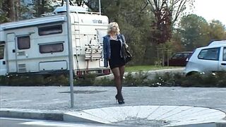 Blondínky milf s veľkými prsiami v čiernych pančuchách tvrdé jebané