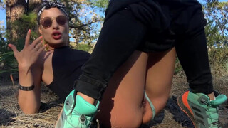 LaraJuicy - Sexy turistické dievča masturbujúce