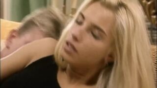 Timea Margot dostane veľkého vtáka v prvej epizóde Retro Lover's Lane