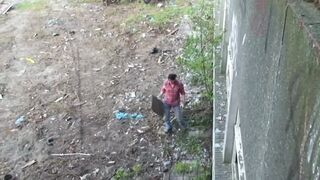 Krissy Kage s čiernymi vlasmi, kruto vyjebaný v opustenej budove