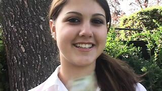 Carmella Diamondová a 18-ročná teenagerka s malými kozami, ktorí práve prišli po pomoc