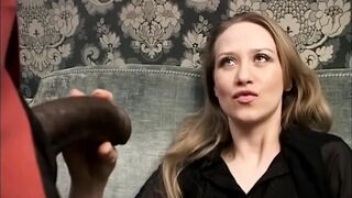 Bambolova chlpatá puna a ústa plné veľkého čierneho chvosta Joachima Kessefa