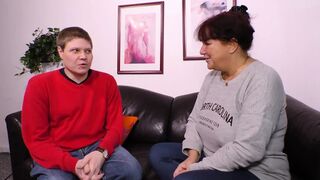 Red-haired milf fajčí vtáka s veľkými kozami a nechá ich jebať ho tvrdo