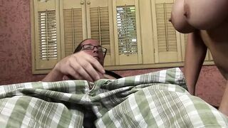 Blond MILF Kasey Grant vysaje veľké kozy a dostane chuť
