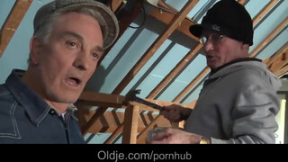 Sexy puberťáčka a dvaja šťastní starci