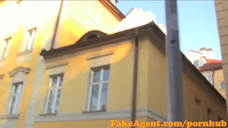 Falošný agent - havran sexy milf kričí semeno