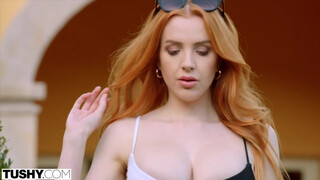 TUSHY - Scarlett Jones vyzýva na výprask