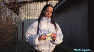 Verejný agent - Sexy vychudnuté dievča šuká za peniaze