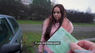 Verejný agent - Zeynep Rossa vyzdvihol na parkovisku