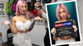 Sexy puberťáčka chytia ako kradne sladkosti v Halloweenskom kostýme v obchode