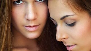 Hot lesbické objatia Alexis Crystal a Antonia Sainz